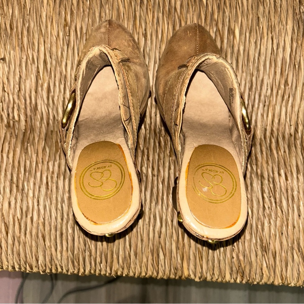 Jessica Simpson y2k Tan Leather heeled clogs  with studded Gold Accents - Picture 5 of 8